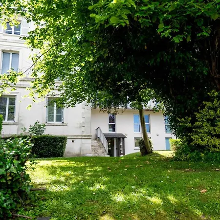 Elegant 2 Bedroom Triplex With Parking *