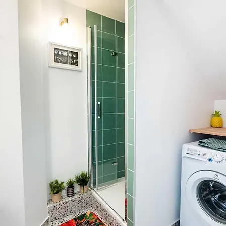 Elegant 2 Bedroom Triplex With Parking Lejlighed *