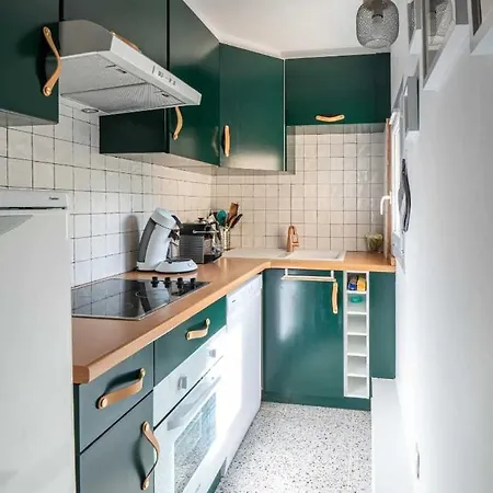 Elegant 2 Bedroom Triplex With Parking Lejlighed