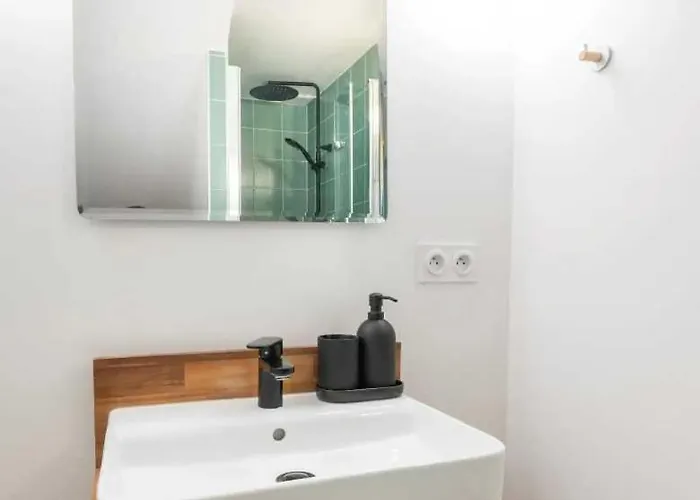 Elegant 2 Bedroom Triplex With Parking Honfleur