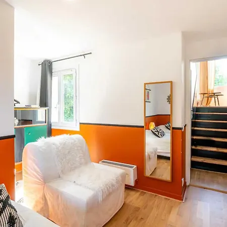 Elegant 2 Bedroom Triplex With Parking アパート *