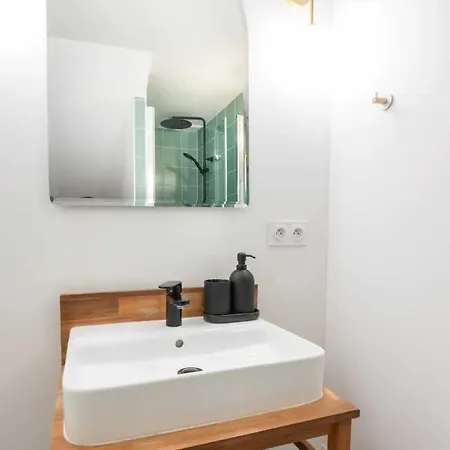 Elegant 2 Bedroom Triplex With Parking オンフルール