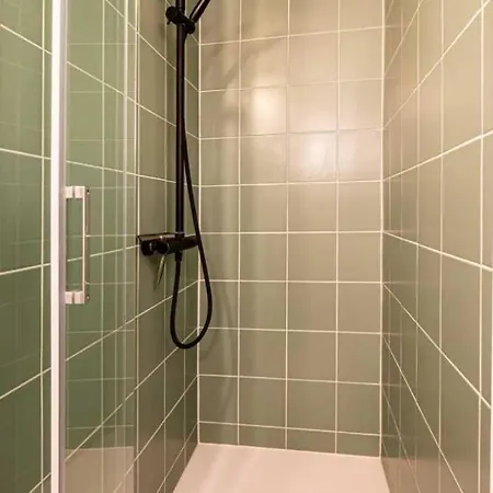 Elegant 2 Bedroom Triplex With Parking