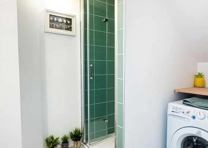 Elegant 2 Bedroom Triplex With Parking Apartment *