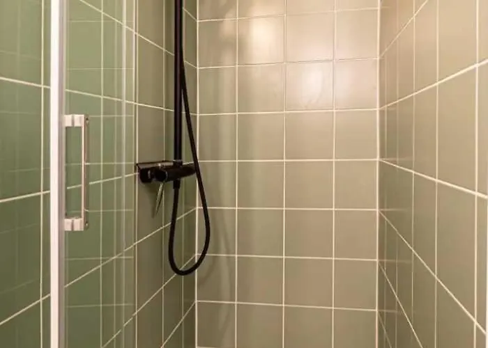 Elegant 2 Bedroom Triplex With Parking