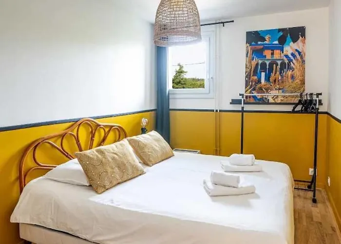 Elegant 2 Bedroom Triplex With Parking Apartment *